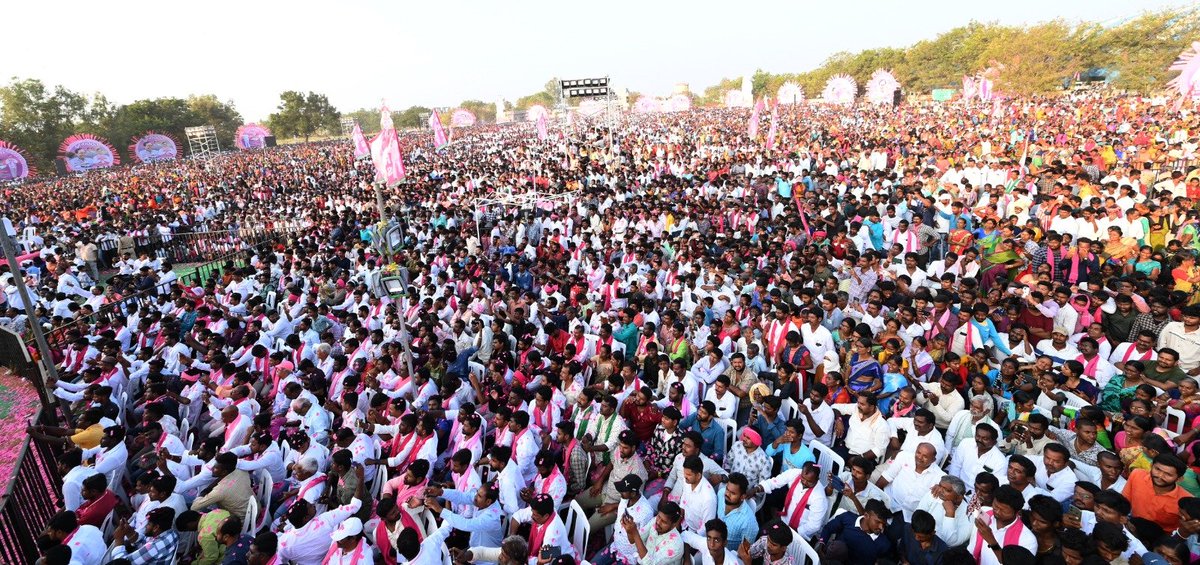 BRSparty's tweet photo. అసెంబ్లీ ఎన్నికల ప్రచారంలో భాగంగా చేర్యాలలో ఏర్పాటు చేసిన ప్రజా ఆశీర్వాద సభలో బీఆర్ఎస్ అధినేత, సీఎం కేసీఆర్ పాల్గొని ప్రసంగించారు.

ఇవాళ మనసుకు తృప్తి ఉంది నాకు. చేర్యాలకు వస్తే సొంత ఊరికి వచ్చినట్లు అనిపించింది. మంచిగా ఆనందంగా మాట్లాడుకున్నం. మల్లన్న సాగర్‌ 50 టీఎంసీల ప్రాజెక్టు నిండుకుండలా మన నెత్తిమీదనే ఉన్నది. టప్పాస్‌పల్లి రిజర్వాయర్‌కు రూ. 350 కోట్లు మంజూరు చేశాం. ఆ కాలువ, పైప్‌లైన్‌ పూర్తవుతుంది. అది పూర్తయితే బ్రహ్మాండంగా నీళ్లు వస్తయ్‌. చేర్యాల ఏరియాలో కరువు అనేది అడుగుపెట్టకుండా కంట్రోల్‌ చేసే బాధ్యత నాది. దేవాదుల వస్తుంది. రంగనాయక సాగర్‌ నీళ్లు ధూళిమిట్టకు వస్తున్నయ్‌. అదే విధంగా మల్లన్నసాగర్‌ నుంచి వస్తయ్‌. మొత్తం నీళ్లే నీళ్లు ఉండే పరిస్థితి చేర్యాలకు రాబోతున్నది’ అని సీఎం కేసీఆర్ అన్నారు.

#KCROnceAgain
#VoteForCar