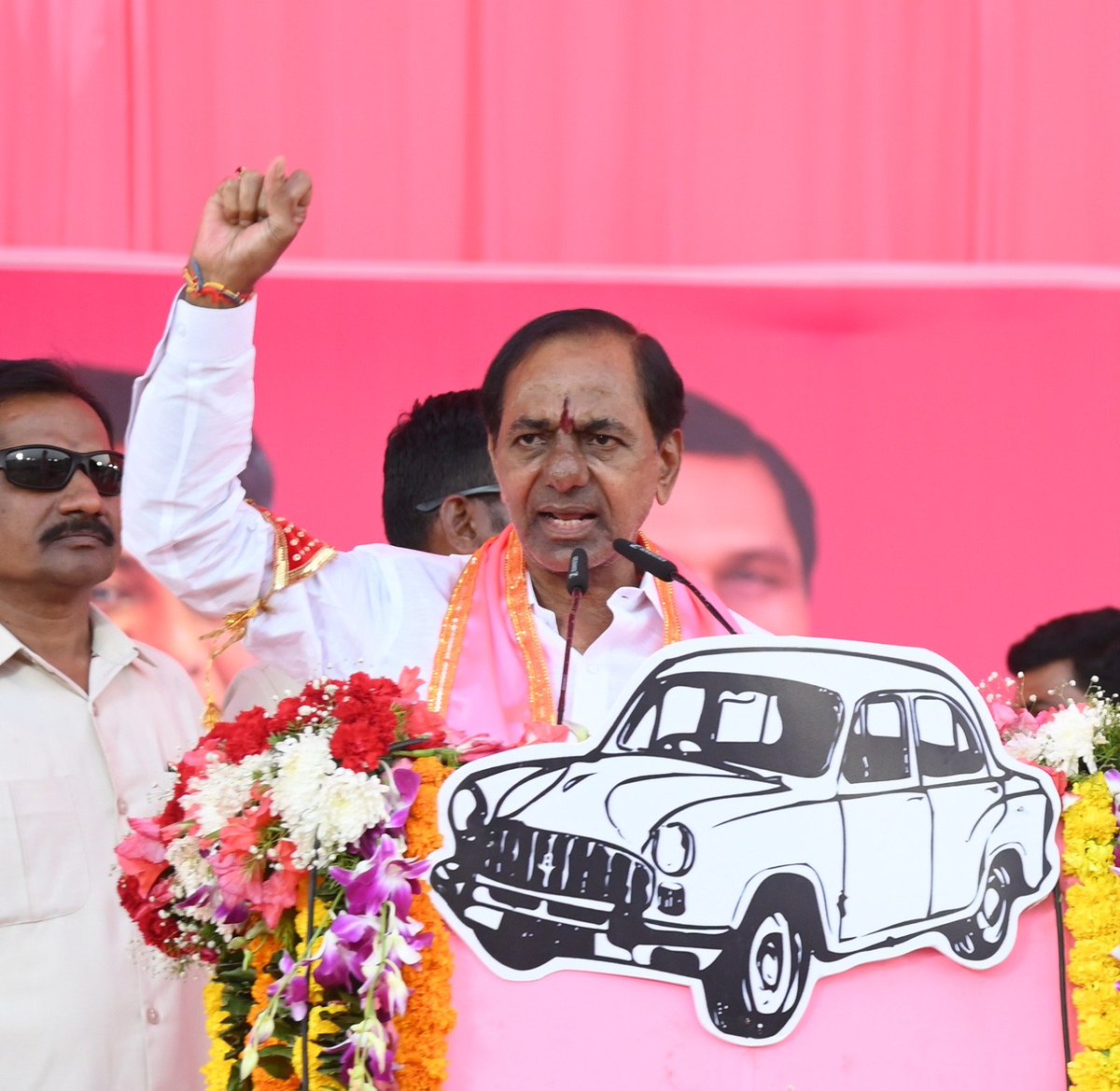BRSparty's tweet photo. అసెంబ్లీ ఎన్నికల ప్రచారంలో భాగంగా చేర్యాలలో ఏర్పాటు చేసిన ప్రజా ఆశీర్వాద సభలో బీఆర్ఎస్ అధినేత, సీఎం కేసీఆర్ పాల్గొని ప్రసంగించారు.

ఇవాళ మనసుకు తృప్తి ఉంది నాకు. చేర్యాలకు వస్తే సొంత ఊరికి వచ్చినట్లు అనిపించింది. మంచిగా ఆనందంగా మాట్లాడుకున్నం. మల్లన్న సాగర్‌ 50 టీఎంసీల ప్రాజెక్టు నిండుకుండలా మన నెత్తిమీదనే ఉన్నది. టప్పాస్‌పల్లి రిజర్వాయర్‌కు రూ. 350 కోట్లు మంజూరు చేశాం. ఆ కాలువ, పైప్‌లైన్‌ పూర్తవుతుంది. అది పూర్తయితే బ్రహ్మాండంగా నీళ్లు వస్తయ్‌. చేర్యాల ఏరియాలో కరువు అనేది అడుగుపెట్టకుండా కంట్రోల్‌ చేసే బాధ్యత నాది. దేవాదుల వస్తుంది. రంగనాయక సాగర్‌ నీళ్లు ధూళిమిట్టకు వస్తున్నయ్‌. అదే విధంగా మల్లన్నసాగర్‌ నుంచి వస్తయ్‌. మొత్తం నీళ్లే నీళ్లు ఉండే పరిస్థితి చేర్యాలకు రాబోతున్నది’ అని సీఎం కేసీఆర్ అన్నారు.

#KCROnceAgain
#VoteForCar