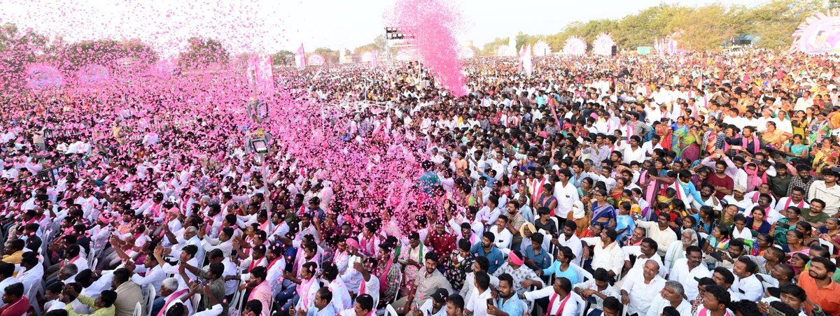 BRSparty's tweet photo. అసెంబ్లీ ఎన్నికల ప్రచారంలో భాగంగా చేర్యాలలో ఏర్పాటు చేసిన ప్రజా ఆశీర్వాద సభలో బీఆర్ఎస్ అధినేత, సీఎం కేసీఆర్ పాల్గొని ప్రసంగించారు.

ఇవాళ మనసుకు తృప్తి ఉంది నాకు. చేర్యాలకు వస్తే సొంత ఊరికి వచ్చినట్లు అనిపించింది. మంచిగా ఆనందంగా మాట్లాడుకున్నం. మల్లన్న సాగర్‌ 50 టీఎంసీల ప్రాజెక్టు నిండుకుండలా మన నెత్తిమీదనే ఉన్నది. టప్పాస్‌పల్లి రిజర్వాయర్‌కు రూ. 350 కోట్లు మంజూరు చేశాం. ఆ కాలువ, పైప్‌లైన్‌ పూర్తవుతుంది. అది పూర్తయితే బ్రహ్మాండంగా నీళ్లు వస్తయ్‌. చేర్యాల ఏరియాలో కరువు అనేది అడుగుపెట్టకుండా కంట్రోల్‌ చేసే బాధ్యత నాది. దేవాదుల వస్తుంది. రంగనాయక సాగర్‌ నీళ్లు ధూళిమిట్టకు వస్తున్నయ్‌. అదే విధంగా మల్లన్నసాగర్‌ నుంచి వస్తయ్‌. మొత్తం నీళ్లే నీళ్లు ఉండే పరిస్థితి చేర్యాలకు రాబోతున్నది’ అని సీఎం కేసీఆర్ అన్నారు.

#KCROnceAgain
#VoteForCar