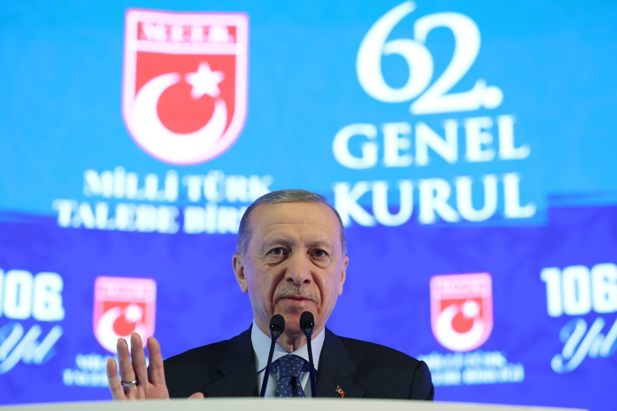 RTErdogan's tweet photo. 107 yıllık tarihiyle ülkemiz gençliğinin önünde maziden atiye kurulan bir köprü olan Millî Türk Talebe Birliğimizin 62’nci Genel Kurulunun hayırlara vesile olmasını diliyorum.

Kuruluşundan bugüne birliğimizin çatısı altında hizmet veren herkese şükranlarımı sunuyorum.           
Çanakkale Savaşı döneminden başlayıp Millî Mücadele ve Cumhuriyetin çeşitli evrelerine kadar uzanan süreçte birliğimiz, daima milletimizin saldırı altındaki değerlerinin savunucusu olmuştur.

Millî Türk Talebe Birliğinin en önemli özelliği, ülkemizdeki milliyetçi ve mukaddesatçı gençlerin tamamını kucaklamayı başarabilmesidir.
Bugün de birliğimizden beklentimiz, gençlerimizin siyasi, sosyal, kültürel ve teknolojik olarak yoğun bir küresel bombardıman altında kaldığı şu dönemde aynı kuşatıcılığı sergilemeye devam etmesidir.

Geleceğimizin sahibi ve teminatı olan gençlerimizi güçlü bir tarihî ve kültürel donanımla dünyaya hazırlayamazsak işimizi zora sokarız.
Bireysel kariyeri peşinde koşmaktan başka ideali olmayan bir kitle, bizim istikbalimizi emanet edeceğimiz gençlik olamaz.

Birlik, beraberlik, inanç, cesaret ve istikrar içinde hareket eden, ülkesinin ve milletinin meselelerine kafa yoran, fikrî ve bedenî yetkinliğiyle öne çıkan bir gençlik inşallah bu çatı altında kendini gösterecektir.