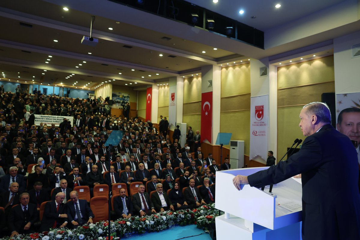 RTErdogan's tweet photo. 107 yıllık tarihiyle ülkemiz gençliğinin önünde maziden atiye kurulan bir köprü olan Millî Türk Talebe Birliğimizin 62’nci Genel Kurulunun hayırlara vesile olmasını diliyorum.

Kuruluşundan bugüne birliğimizin çatısı altında hizmet veren herkese şükranlarımı sunuyorum.           
Çanakkale Savaşı döneminden başlayıp Millî Mücadele ve Cumhuriyetin çeşitli evrelerine kadar uzanan süreçte birliğimiz, daima milletimizin saldırı altındaki değerlerinin savunucusu olmuştur.

Millî Türk Talebe Birliğinin en önemli özelliği, ülkemizdeki milliyetçi ve mukaddesatçı gençlerin tamamını kucaklamayı başarabilmesidir.
Bugün de birliğimizden beklentimiz, gençlerimizin siyasi, sosyal, kültürel ve teknolojik olarak yoğun bir küresel bombardıman altında kaldığı şu dönemde aynı kuşatıcılığı sergilemeye devam etmesidir.

Geleceğimizin sahibi ve teminatı olan gençlerimizi güçlü bir tarihî ve kültürel donanımla dünyaya hazırlayamazsak işimizi zora sokarız.
Bireysel kariyeri peşinde koşmaktan başka ideali olmayan bir kitle, bizim istikbalimizi emanet edeceğimiz gençlik olamaz.

Birlik, beraberlik, inanç, cesaret ve istikrar içinde hareket eden, ülkesinin ve milletinin meselelerine kafa yoran, fikrî ve bedenî yetkinliğiyle öne çıkan bir gençlik inşallah bu çatı altında kendini gösterecektir.