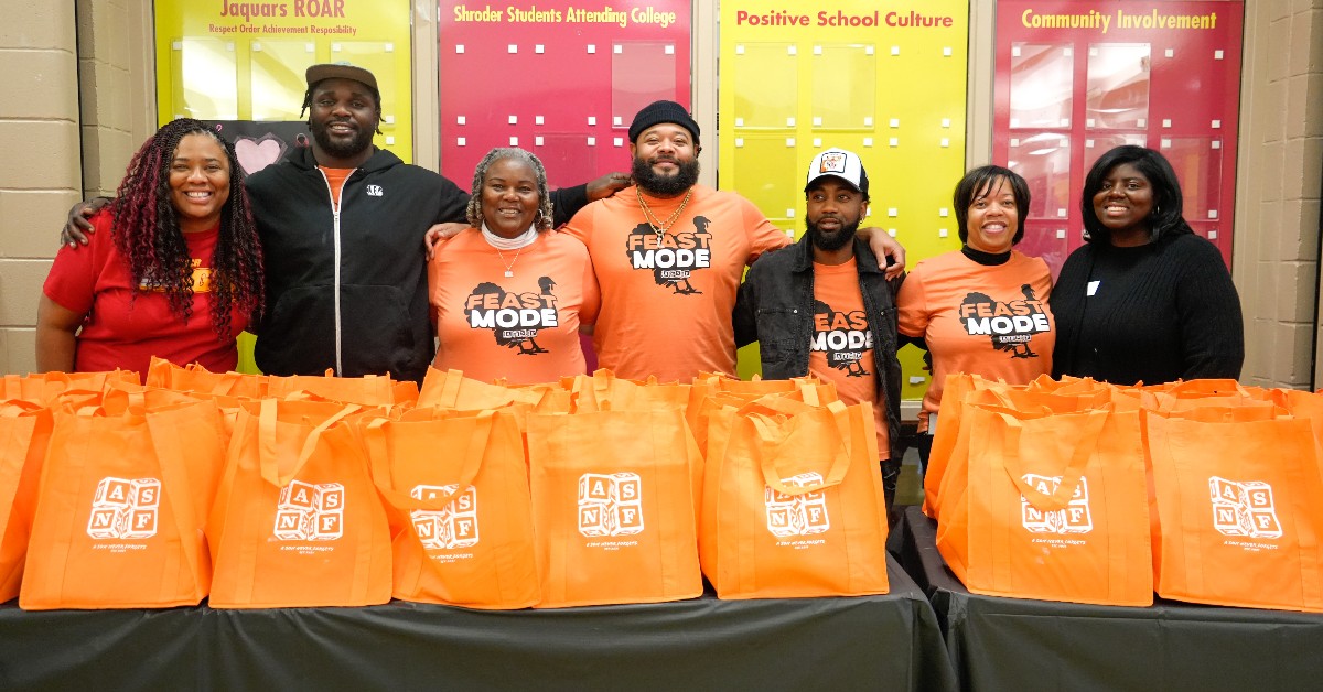 IamCPS's tweet photo. Tackling turkeys like a pro! @bengals @Djread98 and his family distributed holiday turkeys to 120 families at Shroder High School through their "A Son Never Forgets" Foundation!

For more info about the partnership and the new Reader Resource Room, visit: https://t.co/POXankOCOo https://t.co/4pnGroIXdP