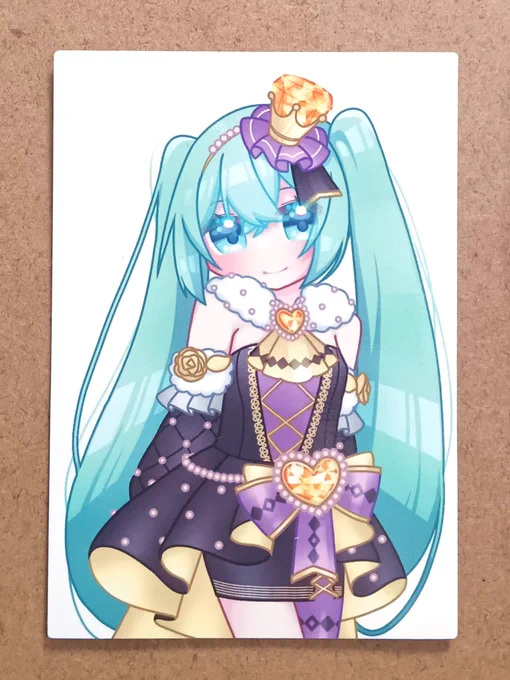 ジュエリーシッククイーンちゃんのステッカーが届きました諸事情により、お品書きとちがってカード型です ボーマス53で頒布予定です!!D61,62「あさぎとふじいろ」にてお待ちしております! 