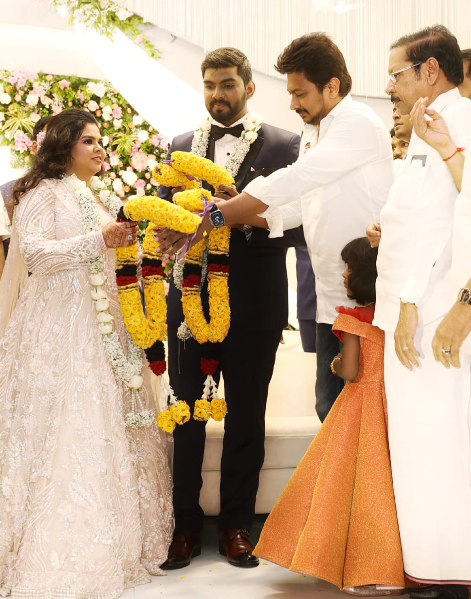Udhaystalin's tweet photo. பல்லாவரம் கன்டோன்மென்ட் நகரக்கழகச் செயலாளர் அண்ணன் டி.பாபு அவர்களின் அன்பு மகன் மருத்துவர் பா. ஆகாஷ் -  மருத்துவர் பா.தீபிகா இணையரின் இல்லத் திருமண வரவேற்பு நிகழ்ச்சியில் எழும்பூரில் இன்று கலந்து கொண்டோம். 

இல்வாழ்வில் அடியெடுத்து வைக்கும் மணமக்கள் இருவரும் கழகத் தலைவரும் - உழைப்பும் போல பல்லாண்டு வாழ்கவென வாழ்த்தி மகிழ்ந்தோம். @thamoanbarasan @RSBharathiDMK