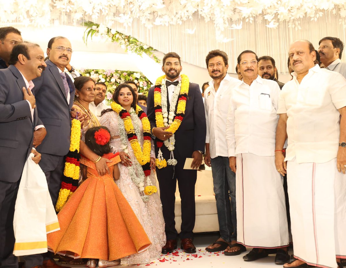 Udhaystalin's tweet photo. பல்லாவரம் கன்டோன்மென்ட் நகரக்கழகச் செயலாளர் அண்ணன் டி.பாபு அவர்களின் அன்பு மகன் மருத்துவர் பா. ஆகாஷ் -  மருத்துவர் பா.தீபிகா இணையரின் இல்லத் திருமண வரவேற்பு நிகழ்ச்சியில் எழும்பூரில் இன்று கலந்து கொண்டோம். 

இல்வாழ்வில் அடியெடுத்து வைக்கும் மணமக்கள் இருவரும் கழகத் தலைவரும் - உழைப்பும் போல பல்லாண்டு வாழ்கவென வாழ்த்தி மகிழ்ந்தோம். @thamoanbarasan @RSBharathiDMK