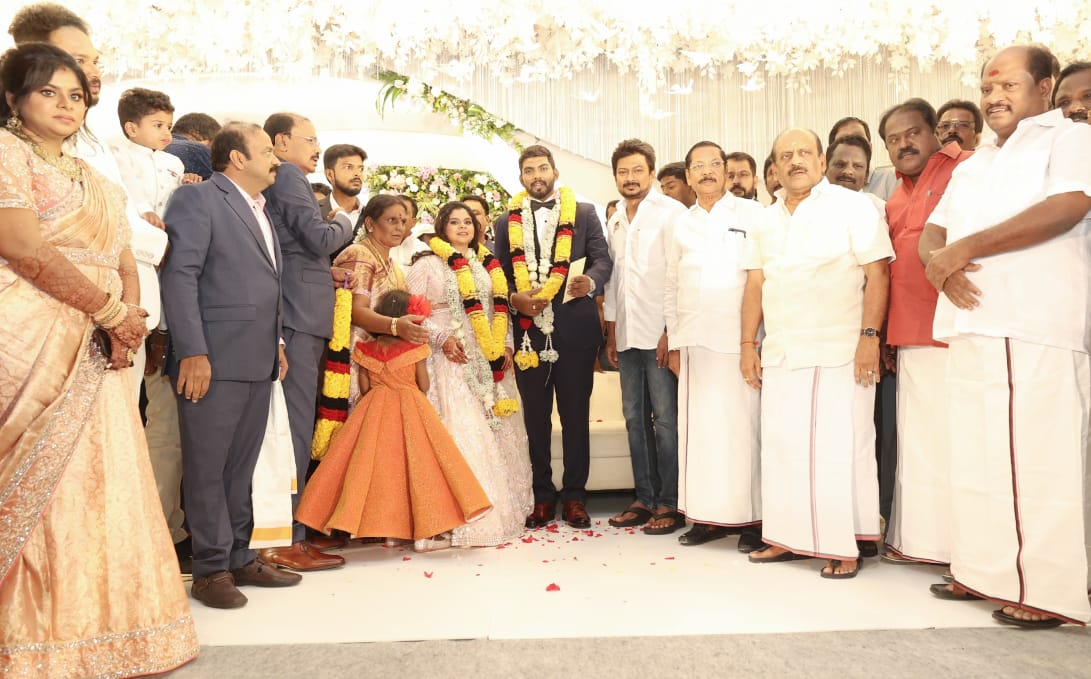 பல்லாவரம் கன்டோன்மென்ட் நகரக்கழகச் செயலாளர் அண்ணன் டி.பாபு அவர்களின் அன்பு மகன் மருத்துவர் பா. ஆகாஷ் -  மருத்துவர் பா.தீபிகா இணையரின் இல்லத் திருமண வரவேற்பு நிகழ்ச்சியில் எழும்பூரில் இன்று கலந்து கொண்டோம். 

இல்வாழ்வில் அடியெடுத்து வைக்கும் மணமக்கள் இருவரும் கழகத் தலைவரும் -