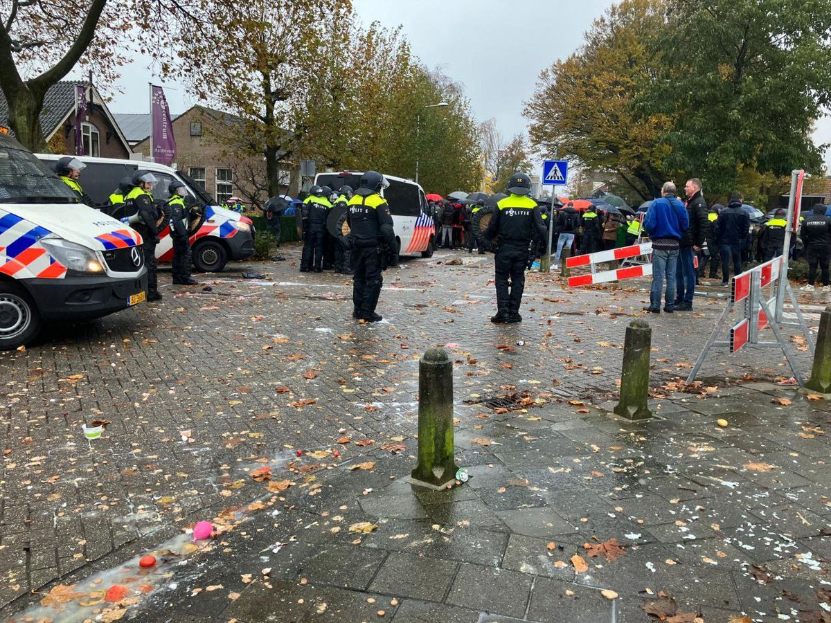 De demonstratie van KOZP is afgelopen. Ondanks een regen van eieren, vuurwerk en rookbommen is de boodschap duidelijk: Feest voor alle kinderen!
Bedankt aan wie erbij was! Wil je KOZP steunen? Volg  onze socials of doneer! nederlandwordtbeter.nl/doneer-nu/. #KOZP #zwartepietisracisme