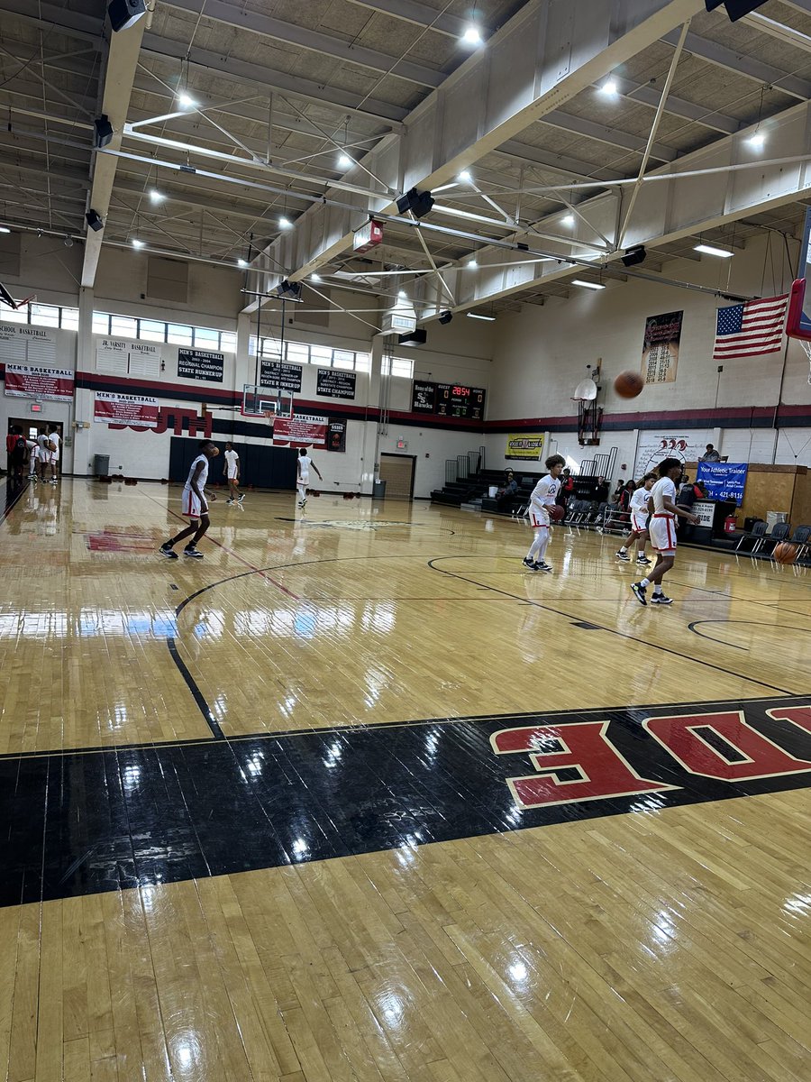 JmcssA's tweet photo. SSHS #HawkNation The Hawks are getting prepared for the game on this morning against Covington. #ItsAGreatDayToBeAHawk ❤️🖤🤍 @SSHSHawks https://t.co/erD2X3E7p5