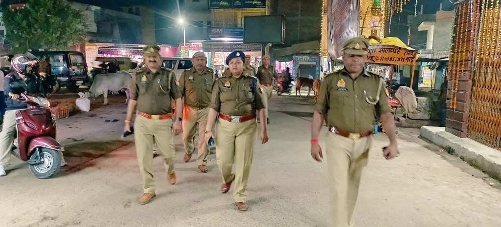 BadagaonPolice's tweet photo. #JhansiPolice 
 #SSPJhansi के निर्देशन में शांति एवं सुरक्षा व्यवस्था के दृष्टिगत 
थाना बड़ागांव क्षेत्रान्तर्गत श्रीमान क्षेत्राधिकारी महोदया सदर एवं थाना बड़ागांव पुलिस द्वारा #FootPettroling किया गया। आम नागरिकों से वार्ता की गयी एवं उन्हें सुरक्षा का भरोसा दिलाया। https://t.co/SnprU6yCIi