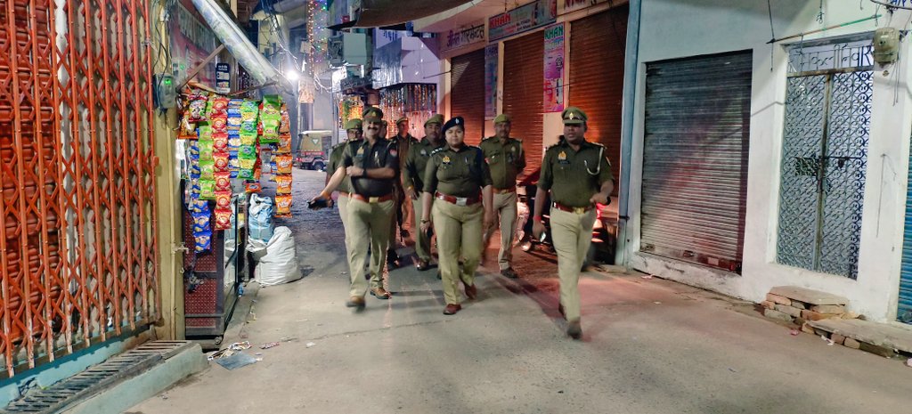 BadagaonPolice's tweet photo. #JhansiPolice 
 #SSPJhansi के निर्देशन में शांति एवं सुरक्षा व्यवस्था के दृष्टिगत 
थाना बड़ागांव क्षेत्रान्तर्गत श्रीमान क्षेत्राधिकारी महोदया सदर एवं थाना बड़ागांव पुलिस द्वारा #FootPettroling किया गया। आम नागरिकों से वार्ता की गयी एवं उन्हें सुरक्षा का भरोसा दिलाया। https://t.co/SnprU6yCIi
