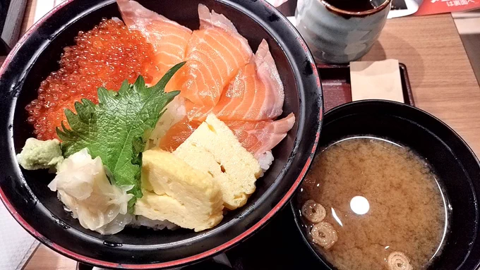 今日バーガーの誓いを果たしてきた!(ミニ色紙いとゆも添えて)期間限定終わってなくてよかったエビプリ美味しかったしホワイトスノーチョコフラッペとポテトのしょっぱさが優勝でした3枚目は晩御飯のサーモンいくら丼ウマイ #いとゆ屋さん 
