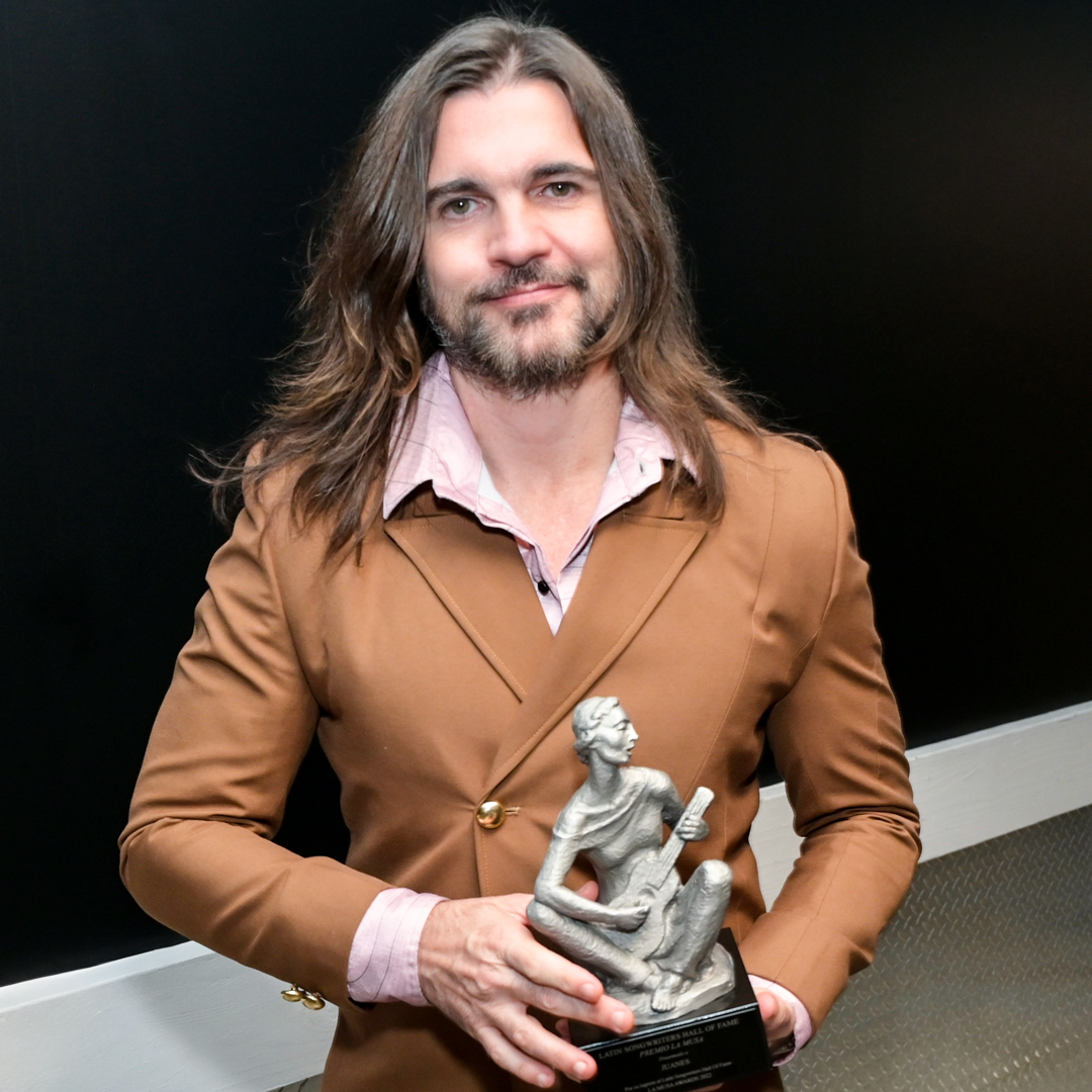 In a glistening ceremony at the 10th LA MUSA AWARDS, @Juanes was inducted into the Latin Songwriters Hall Of Fame, his luminous talents recognized. His impact on Latin music is eternal, solidifying his status as an icon and inspiration. #Juanes