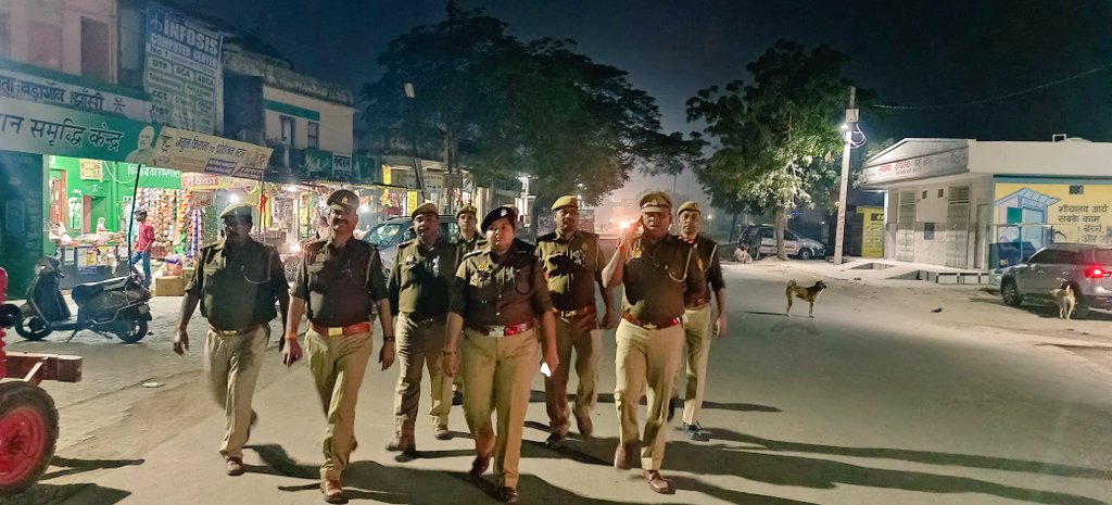 BadagaonPolice's tweet photo. #JhansiPolice 
 #SSPJhansi के निर्देशन में शांति एवं सुरक्षा व्यवस्था के दृष्टिगत 
थाना बड़ागांव क्षेत्रान्तर्गत श्रीमान क्षेत्राधिकारी महोदया सदर एवं थाना बड़ागांव पुलिस द्वारा #FootPettroling किया गया। आम नागरिकों से वार्ता की गयी एवं उन्हें सुरक्षा का भरोसा दिलाया। https://t.co/SnprU6yCIi