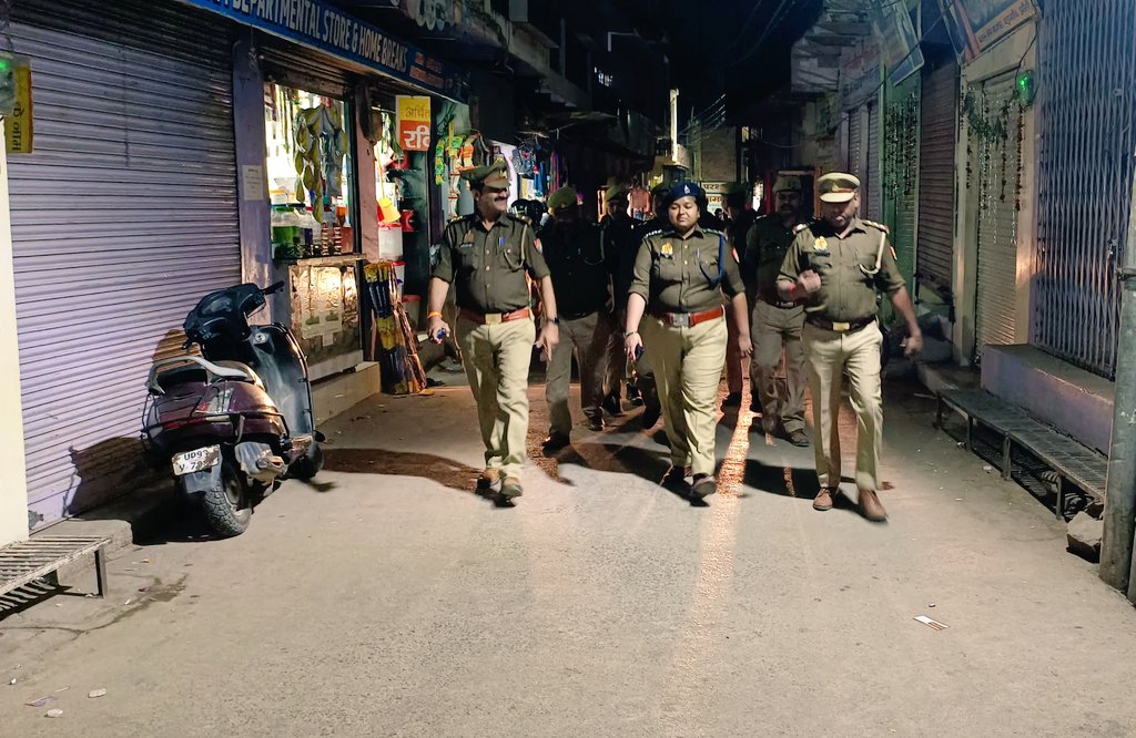 BadagaonPolice's tweet photo. #JhansiPolice 
 #SSPJhansi के निर्देशन में शांति एवं सुरक्षा व्यवस्था के दृष्टिगत 
थाना बड़ागांव क्षेत्रान्तर्गत श्रीमान क्षेत्राधिकारी महोदया सदर एवं थाना बड़ागांव पुलिस द्वारा #FootPettroling किया गया। आम नागरिकों से वार्ता की गयी एवं उन्हें सुरक्षा का भरोसा दिलाया। https://t.co/SnprU6yCIi