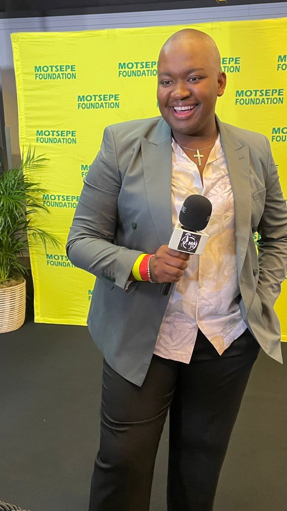 Tsholofelo_le's tweet image. Our Social Media host @SANDS_NTULI doing the most at @TheSAMAs red carpet, are you guys there yet?
#SAMA29 #AfricaFest