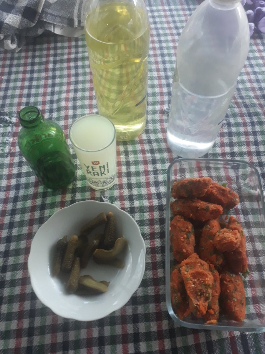 ali_niku's tweet photo. Gariban Sofrası 
Mercimek köfte ve turşu, azıcık da hatıralar... https://t.co/fzisYyrHNn
