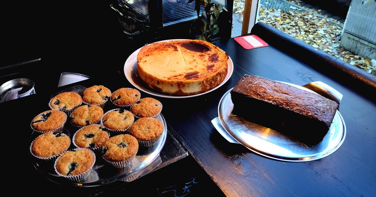 syndikat44's tweet photo. Ab heute machen wir am #Wochenende wieder um 16 Uhr auf! Es gibt natürlich auch wieder leckeren #Kuchen. Dieses Mal: Käsekuchen, Zitronen-Mohn- Kuchen und #vegan/e Blaubeer Muffins. https://t.co/Lm8MAOQnTj