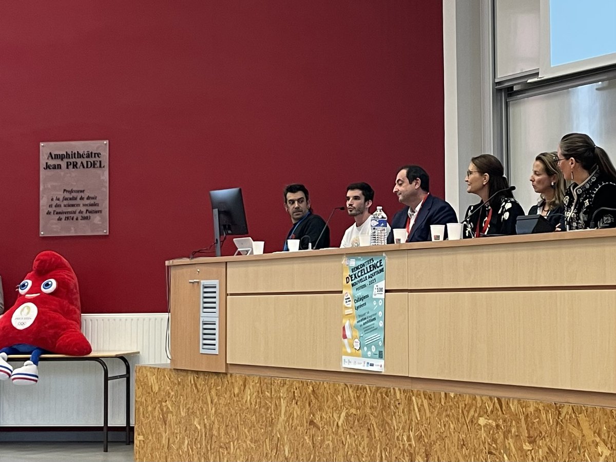 v_guggiari's tweet photo. Les rencontres de l’excellence à Poitiers, 900 élèves et leurs parents. Merci aux organisateurs et participants. Une belle réussite « on ne naît pas ambitieux, on le devient »
#Courage #engagement  #oser
#goûtdeleffort #JOParis2024  
@acpoitiers @DSDEN79 @BndicteRobert https://t.co/FGK6AkSeO4