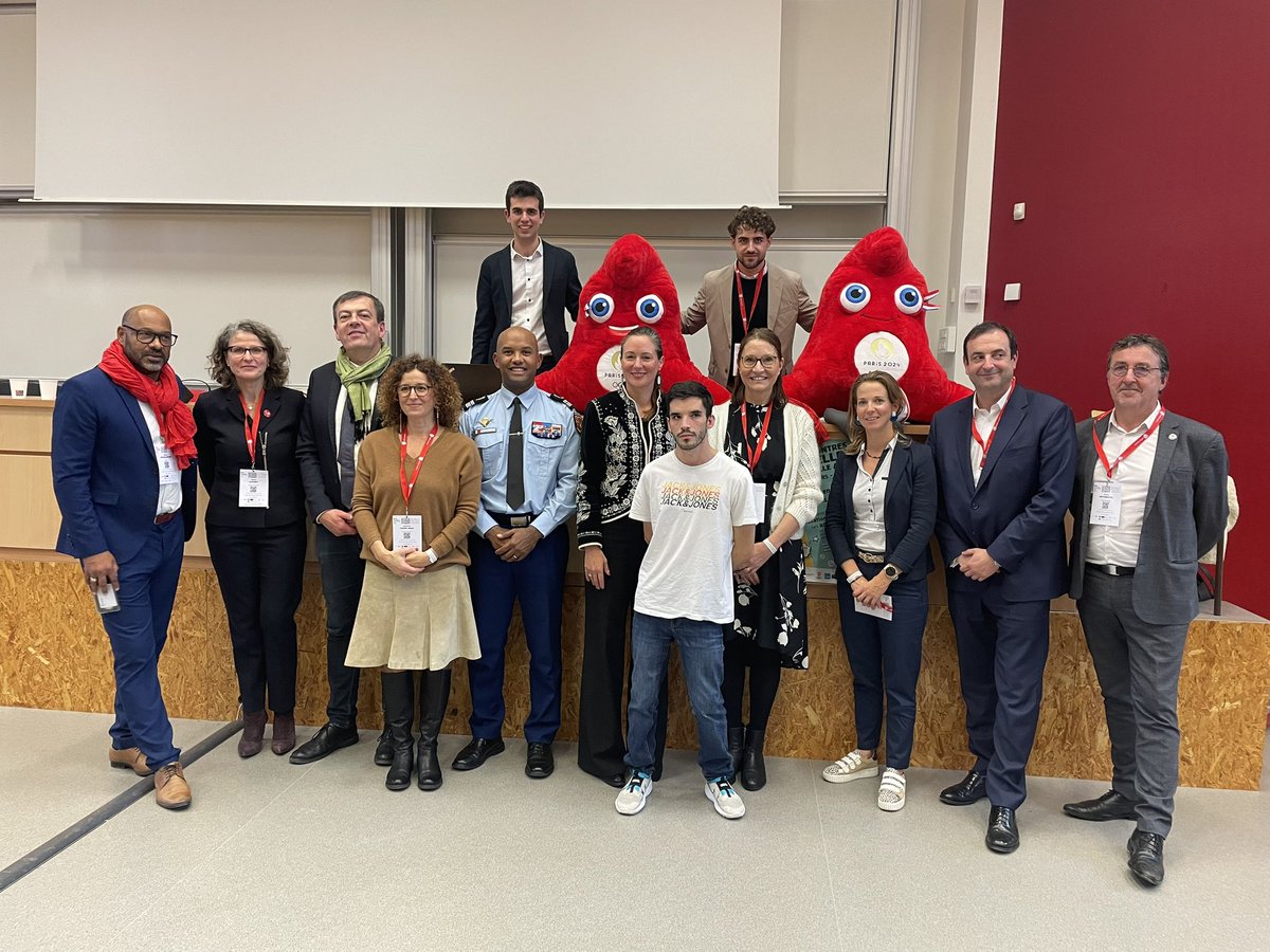 v_guggiari's tweet photo. Les rencontres de l’excellence à Poitiers, 900 élèves et leurs parents. Merci aux organisateurs et participants. Une belle réussite « on ne naît pas ambitieux, on le devient »
#Courage #engagement  #oser
#goûtdeleffort #JOParis2024  
@acpoitiers @DSDEN79 @BndicteRobert https://t.co/FGK6AkSeO4