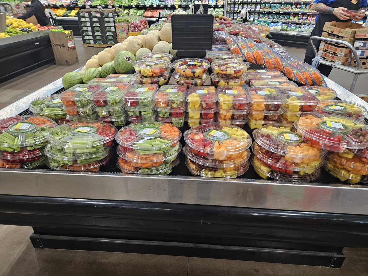 ShawneePC249's tweet photo. Your life is busy! Swing by and pick up fruit and veggie trays from Shawnee Cosentino’s Price Chopper for your holiday gatherings. https://t.co/7pDZbAODkP
