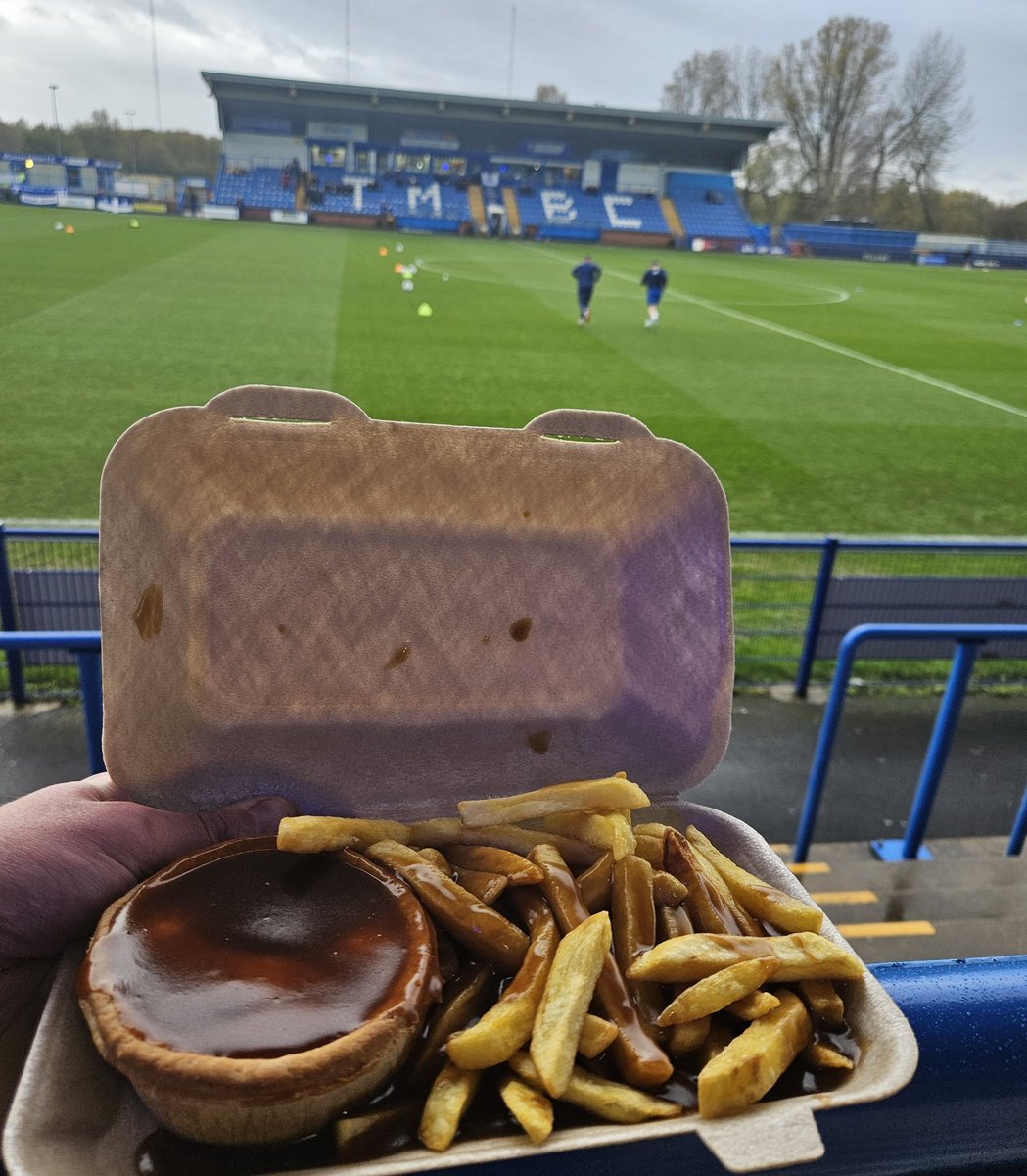 📍 Tameside Stadium @CurzonAshton vs @Matlock_TownFC in the FA Trophy. Pie, chips and gravy at £4.60 for today's @FootyScran👏 missing some peas, and it would have been 10/10!