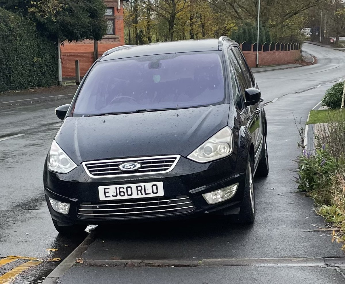 UkBad's tweet image. Blocks all of the pavement so a single pedestrian can barley get past!

 #BadParking #PavementParking