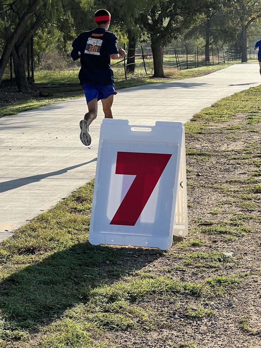 hills_track's tweet photo. Jason heading back.  Just past 7 mile mark.  ⁦@FWISDAthletics⁩ ⁦@CoachAtlas1⁩ ⁦@SouthHillsTX⁩ https://t.co/DPq9zsjibT