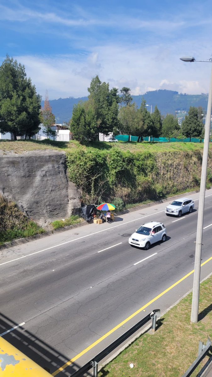 Buen día <a href="/liradelapaz/">Lira Villalva</a> <a href="/amcquito/">Agencia Metropolitana de Control</a> ! Estamos esperando un accidente para que actúen y controlen el mercado que se ha vuelto la #RutaViva?? <a href="/pabelml/">Pabel Muñoz L.</a> en el desorden está la corrupción, hasta cuando ?? Autos comprando en plena vía rápida  y <a href="/AMT_Quito/">AMTQuito</a> tampoco puede controlar!!