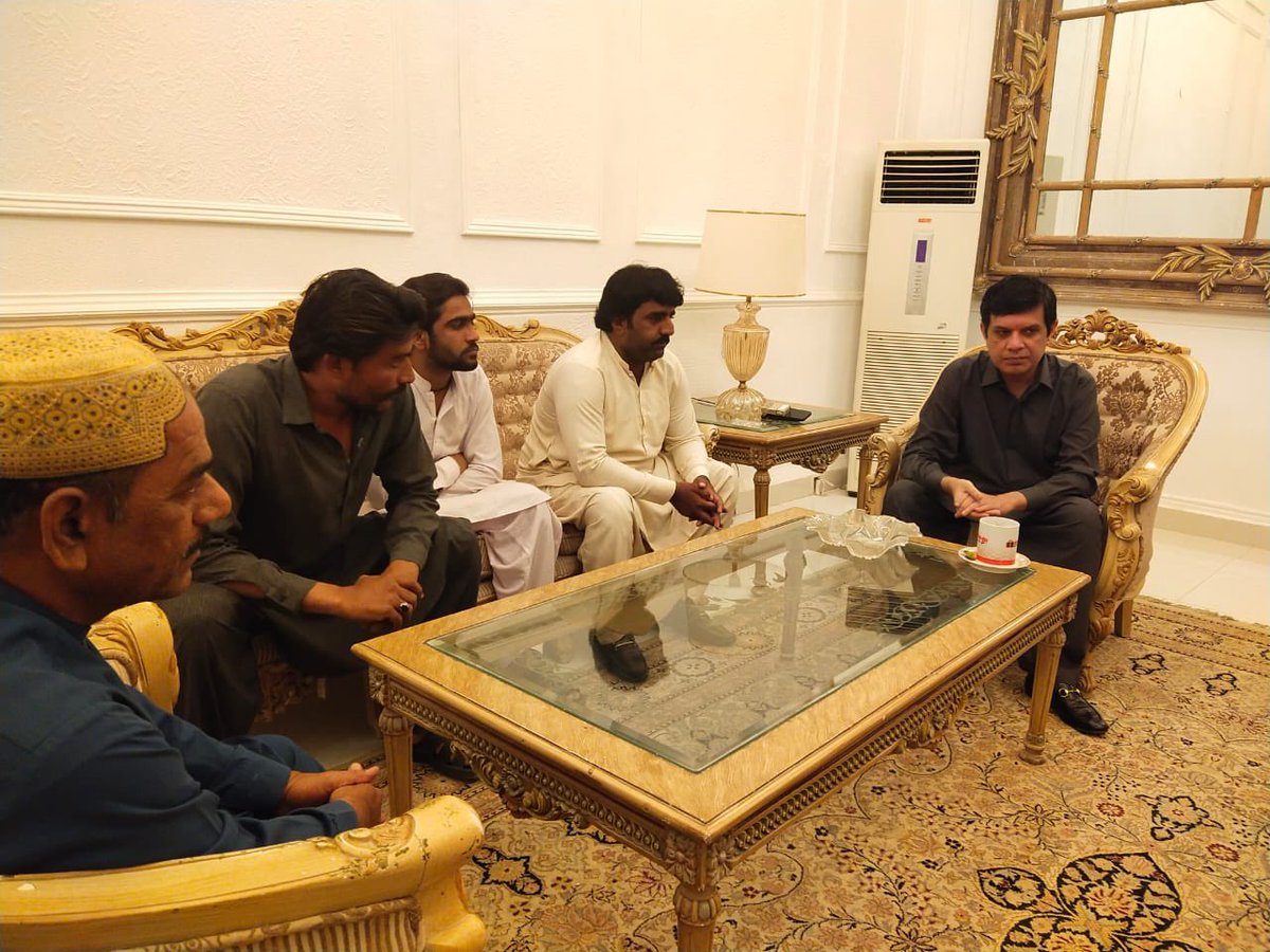 NaumanIShaikh's tweet photo. سکھر ہاؤس میں ائے ہوئے معززان شہریوں سے ملاقات کی اور ان کے درپیش مسئلے سن کر  ان کے مسائل حل کروائے https://t.co/Oz6YbYjl3x