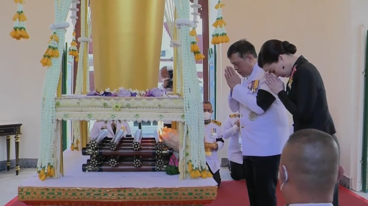 WorapatYommana's tweet photo. ทรงคมอย่างไม่ถือพระราชอิสริยยศ
ทรงคมด้วยความเคารพ
อย่างศิษย์กระทำคารวะแด่ครูโดยแท้

งานพระราชทานเพลิงศพ
ท่านผู้หญิงทัศนีย์ บุณยคุปต์
พระอาจารย์ผู้ถวายการสอนแต่ครั้งเป็นทูล��ระหม่อม
18 พฤศจิกายน 2566 https://t.co/0k6aQhf5cl