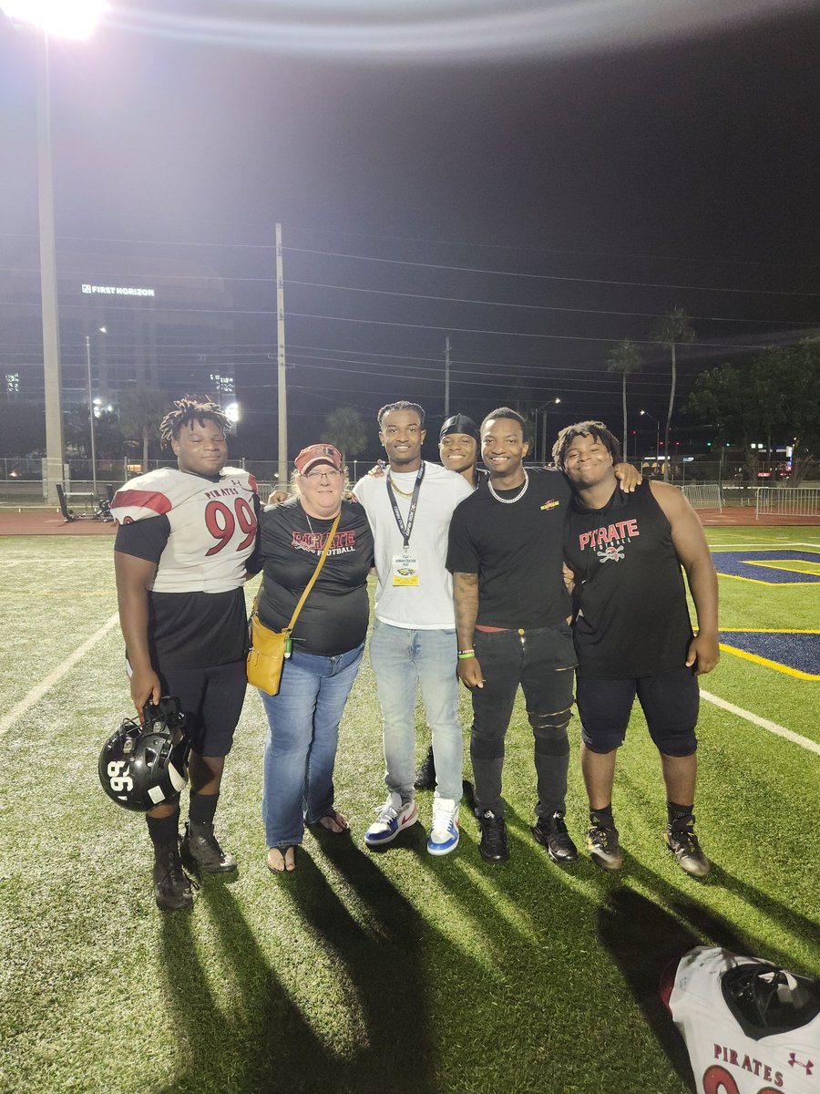 DKnatzBarrett's tweet image. Football is family. These boys own my heart, and I will always be on their sidelines cheering them on. 
Love you all, my Luther boys- all 87 of you :)
#WeDoItDifferent