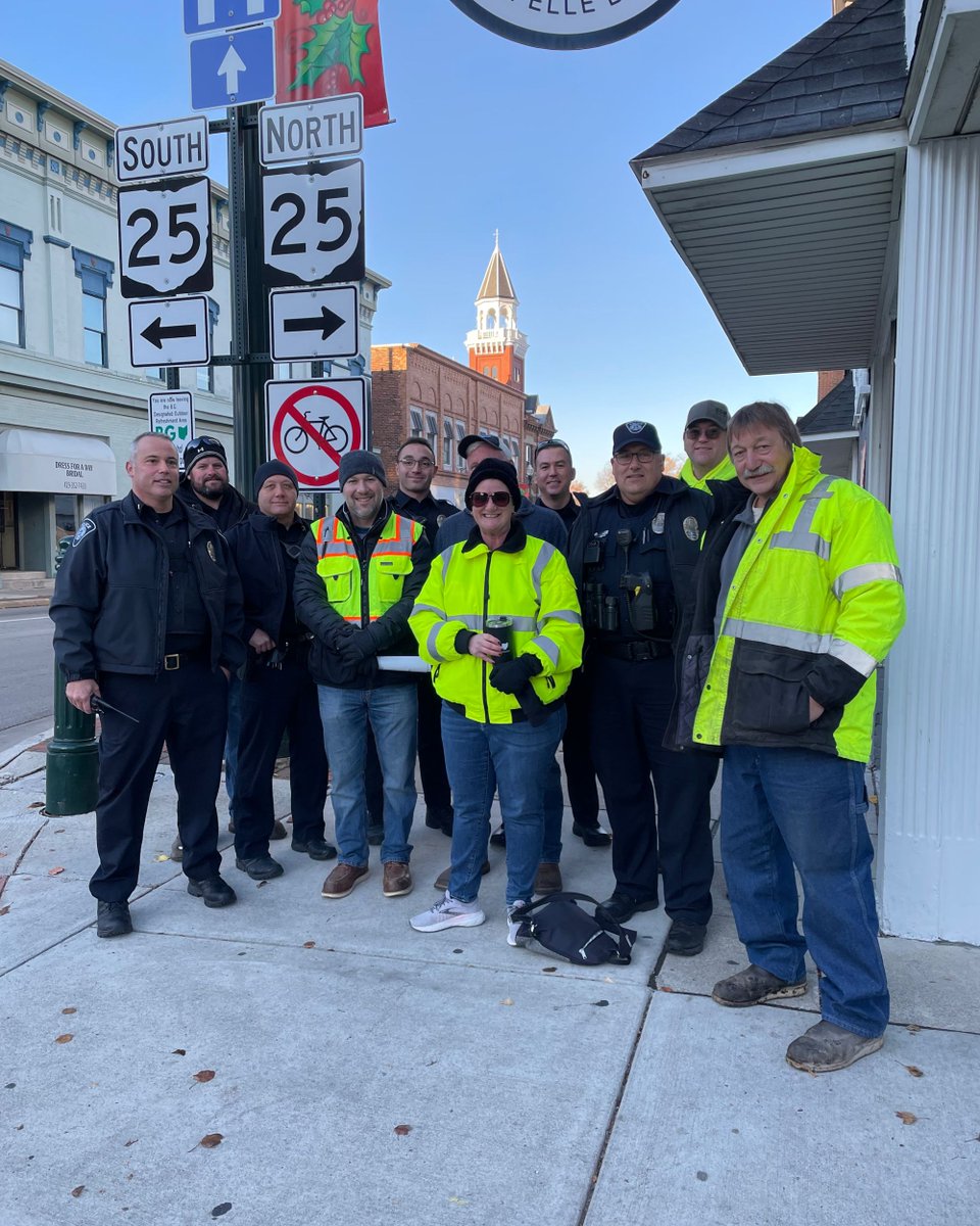 cityofbg's tweet photo. Thank you to this early morning crew for safely closing and securing Main Street. Looking forward to the 2023 Holiday Parade! https://t.co/BBCACCCwkF