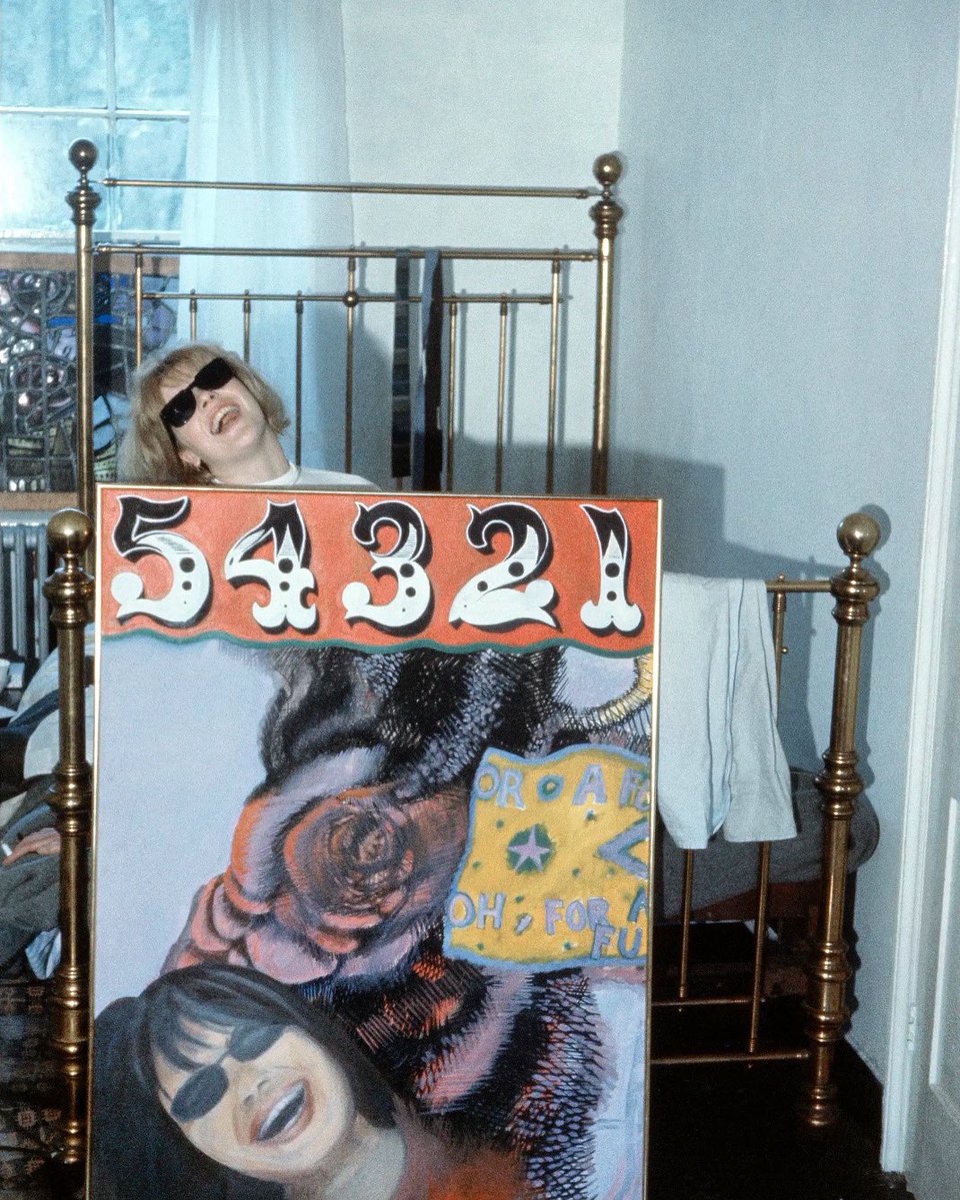 Pauline Boty with her painting 5 4 3 2 1 , Holland Park - 1963

📸 Michael Ward
