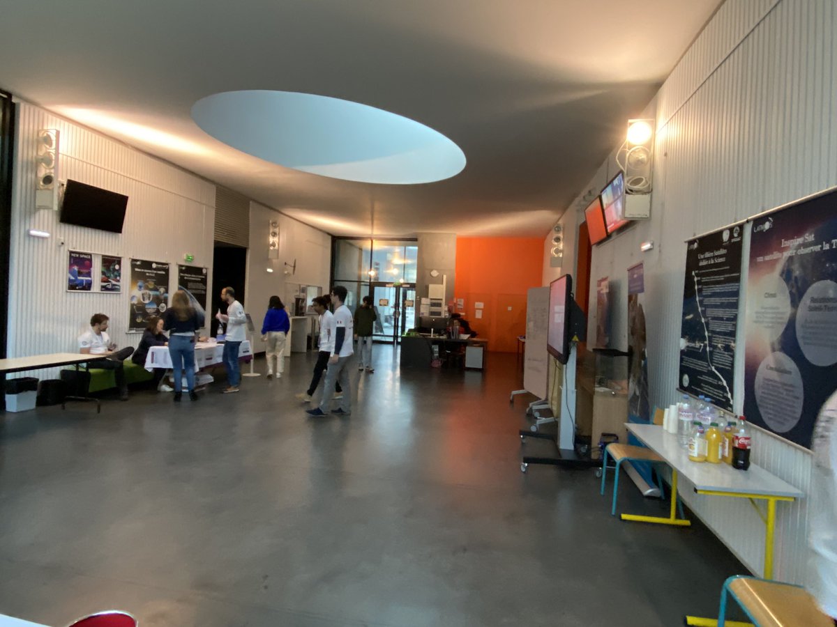 uvsq's tweet photo. #hackathon #DefInSpace
12 groupes de 5 étudiants ont planché toute la nuit pour répondre aux besoins de la défense spatiale de demain. Ils pitchent leurs projets en 8 mns devant des jurés professionnels. Les meilleurs iront en final le 12 décembre. A la clef : visite de Kourou ! https://t.co/sneGTd8KNR