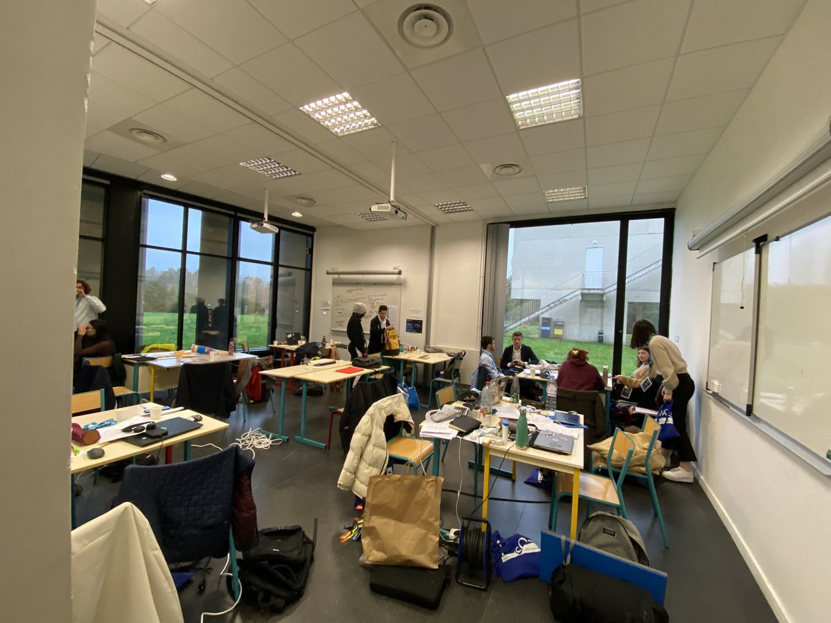 uvsq's tweet photo. #hackathon #DefInSpace
12 groupes de 5 étudiants ont planché toute la nuit pour répondre aux besoins de la défense spatiale de demain. Ils pitchent leurs projets en 8 mns devant des jurés professionnels. Les meilleurs iront en final le 12 décembre. A la clef : visite de Kourou ! https://t.co/sneGTd8KNR