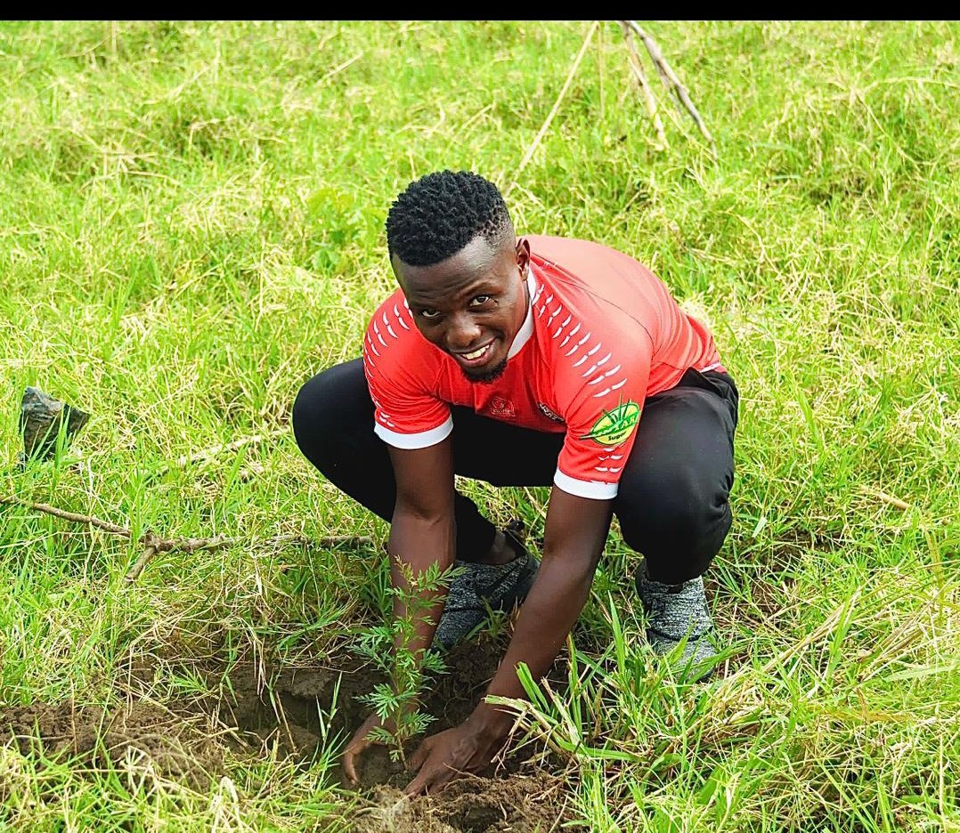 CharlesTwiine's tweet photo. This young footballer @MucureeziP is not only a football genius,  and a Martial in the midfield, @KitarafcHoima @OfficialFUFA but a true student of  various society's problems. I have listened to him and heard from him the Uganda he desires, &amp;  #SALUTED him. #BeyondFootball. https://t.co/tzf4W50fxu