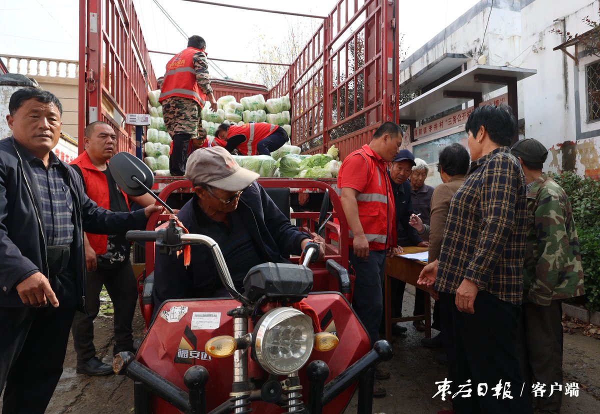 ZaozhuangChina's tweet photo. Residents in Lijing Village, #Shanting District, #Zaozhuang, received complimentary Chinese cabbages on Nov 4. Laughter and joy filled the warm morning air, creating a delightful atmosphere. https://t.co/HrR9zdGgda