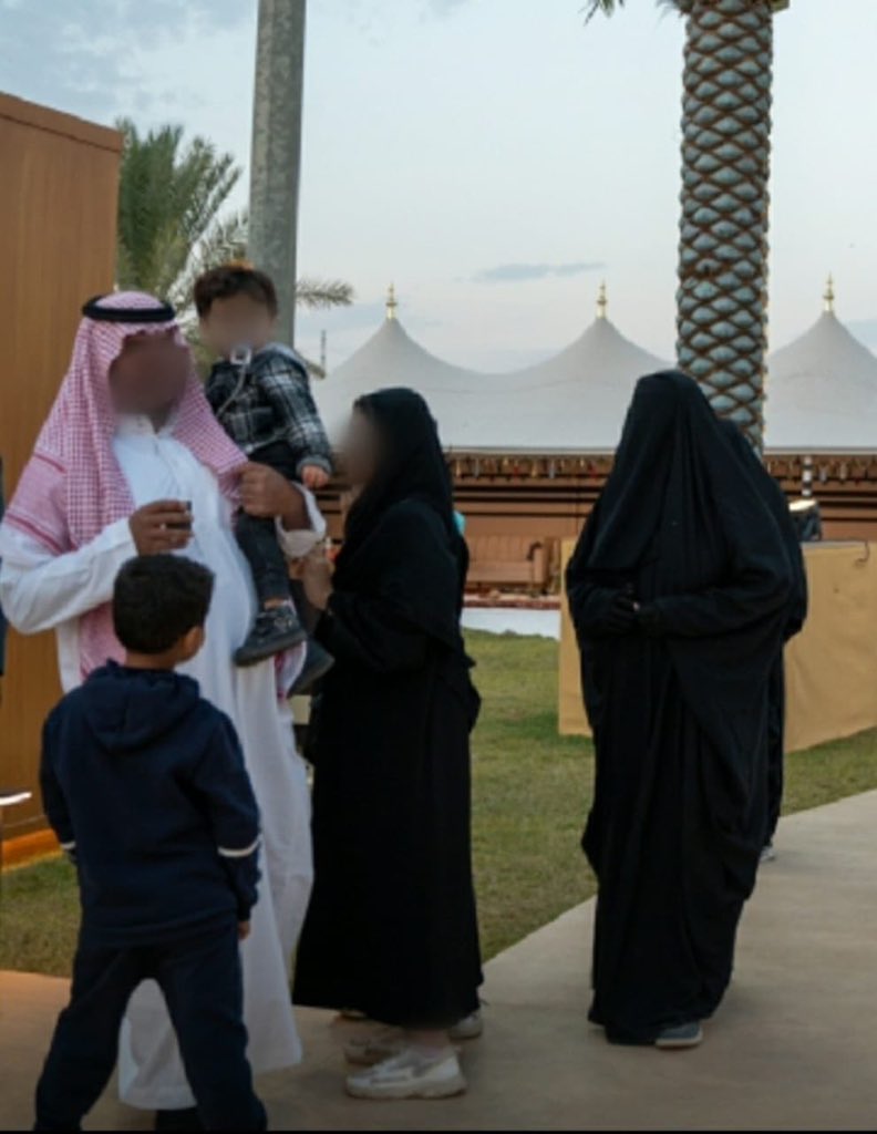 HAYAABDULLAH_SH's tweet photo. #الزواج_حلو_ولا
استوقفتني.! هذه الصورة المليئة بالدروس المفيدة لمن يريدون تكوَّين أسرة ناجحة.
شاهدوا كيف #حجاب الأم وحشمتها أنعكس على بناتها التي خلفها والتي عند الأب وكيف أن الأم وأبنائها ملتفين حول الأب؟!
باختصار: من يريد أسرة ناجحة وأبناء صالحين يتزوج امرأة صالحة. #رساله_للحب https://t.co/tipTR1Jmt2