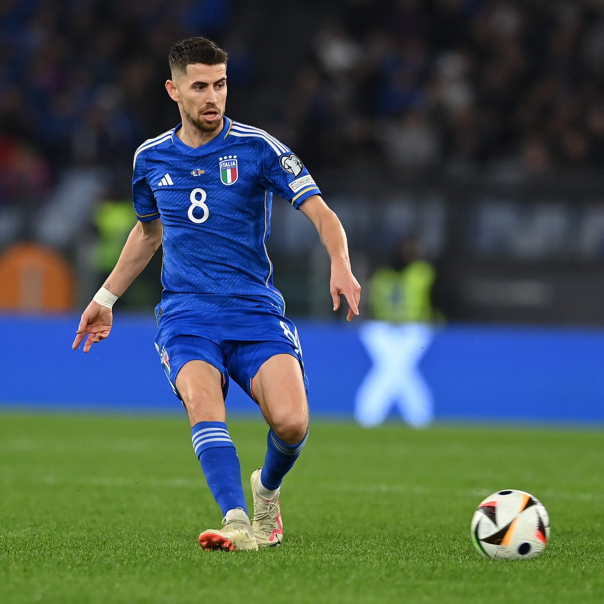 Arsenal's tweet photo. 🇪🇸 Raya makes competitive debut
🇧🇷 Martinelli gets first Brazil goal
🇪🇬 Elneny plays in big victory

🗞️ Check out how our Gunners got on in their internationals 👇