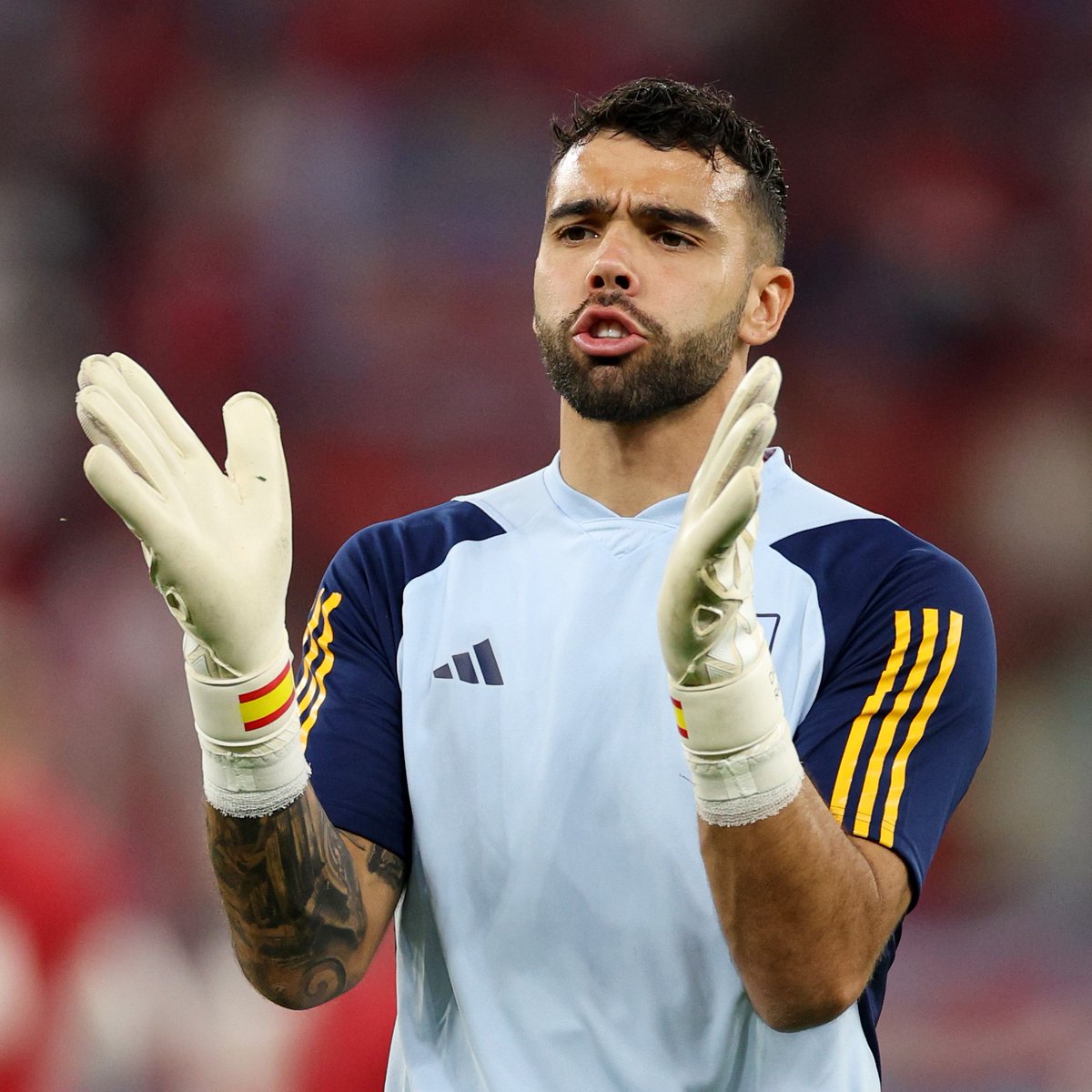 Arsenal's tweet photo. 🇪🇸 Raya makes competitive debut
🇧🇷 Martinelli gets first Brazil goal
🇪🇬 Elneny plays in big victory

🗞️ Check out how our Gunners got on in their internationals 👇