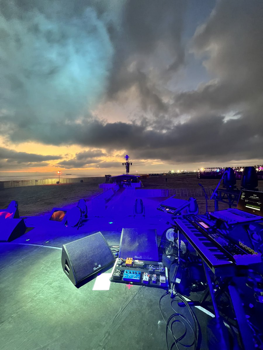 PhilCmusic's tweet photo. Soundcheck at Huntington Beach yesterday @darkerwavesfest  looking forward to the show tonight:-) 🎸🇺🇸🎸@neworder @Fender @darkerwavesfest #NewOrderLive https://t.co/lSuN5JXIyy