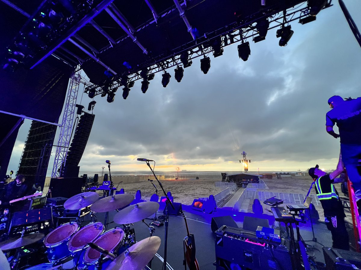 PhilCmusic's tweet photo. Soundcheck at Huntington Beach yesterday @darkerwavesfest  looking forward to the show tonight:-) 🎸🇺🇸🎸@neworder @Fender @darkerwavesfest #NewOrderLive https://t.co/lSuN5JXIyy