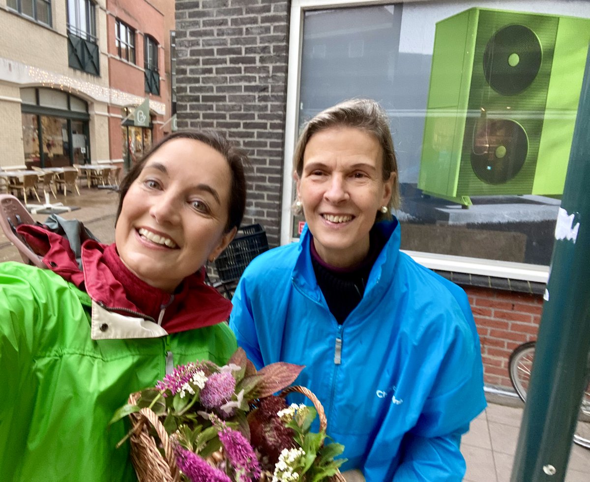 De boel een partijtje opgefleurd in Oud-Beijerland met @GroenLinksHW en @PvdAHW. Biologische bloembollen en stemadvies uitdelen om Nederland weer tot bloei laten komen. Samen kan het❤️💚 Daarom nog gezelliger dat we onderweg collega's van @ChristenUnieHW en @d66hw tegenkwamen🌺🐝