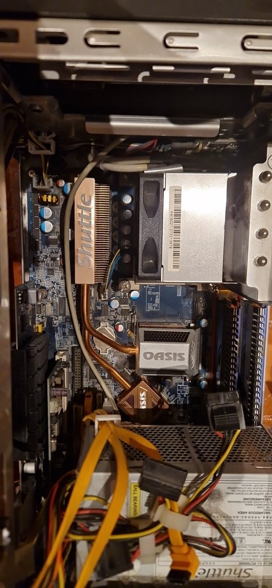 TasRiart's tweet image. Maquinita.. #shuttle #xpc #quadcore