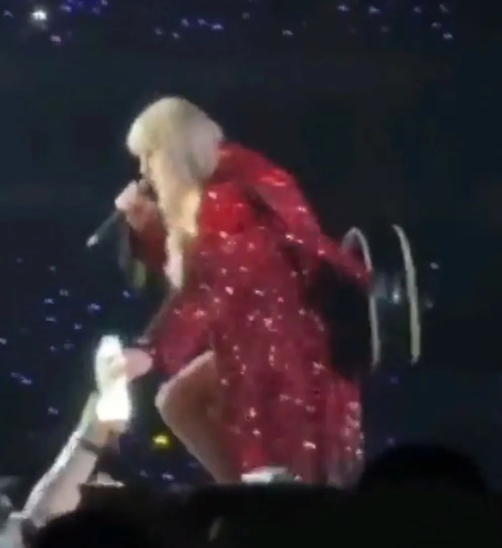 el_pulaj's tweet photo. Taylor Swift fans chant for ‘water’ in sweltering stadium at show where fan Ana Clara Benevides died &amp; 1,000 fainted https://t.co/fVA0dEYkUn https://t.co/SXS9uTBVmw