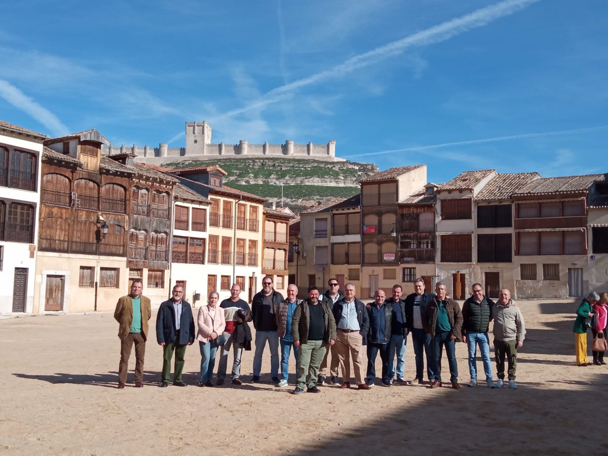 CuatroRayas's tweet photo. #greenandsocial

Los empleados y empleadas de #CuatroRayas compartimos hoy una nueva jornada en equipo, pero lejos de la sede de nuestra #bodegacooperativa y de la @DORueda: hemos venido de visita a la @DORibera 🍷 https://t.co/3Et0ph2suL