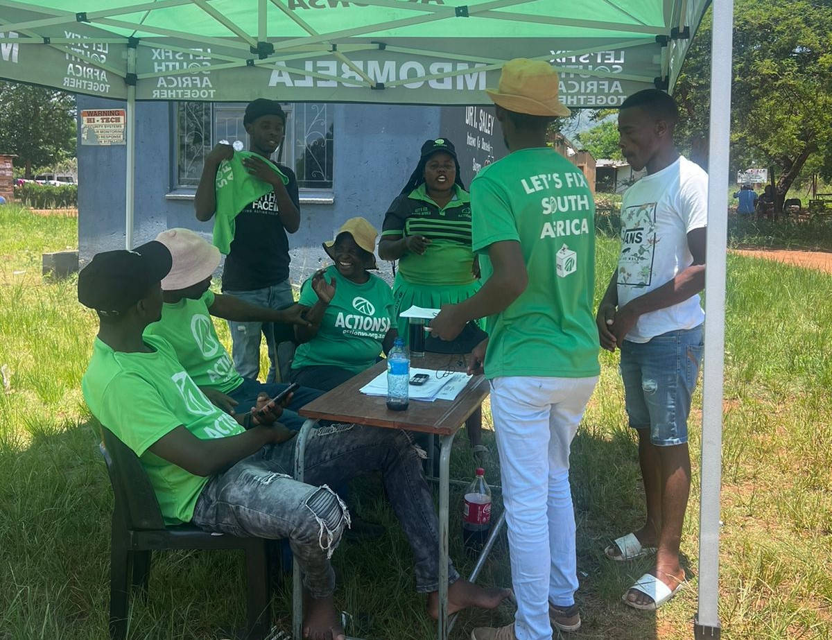 Action4SA's tweet image. Mpumalanga Province 💚

@ThokoMashiane and @HarryMazibuko at eMalahleni in Mpumalanga, recruiting new members and registering first time voters!

#EachOneBringOne #RegisterToFixSA