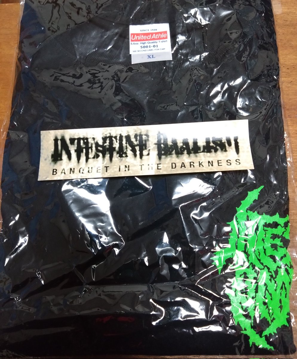 danmark_mtrn's tweet photo. っつうことで今日の収穫物。
まずは我が神 #IntestineBaalism
今日はなんと発掘された3rdアルバムジャケプリントの激レアトレーナー持ってきたとの事でしたが、サイズがSのみ。現物見て、こりゃ着るの無理だと諦める。
で、結局緑ロゴT追加で購入。ロゴステッカー付き‹‹\(´ω` )/›› https://t.co/5afVPjsuY8