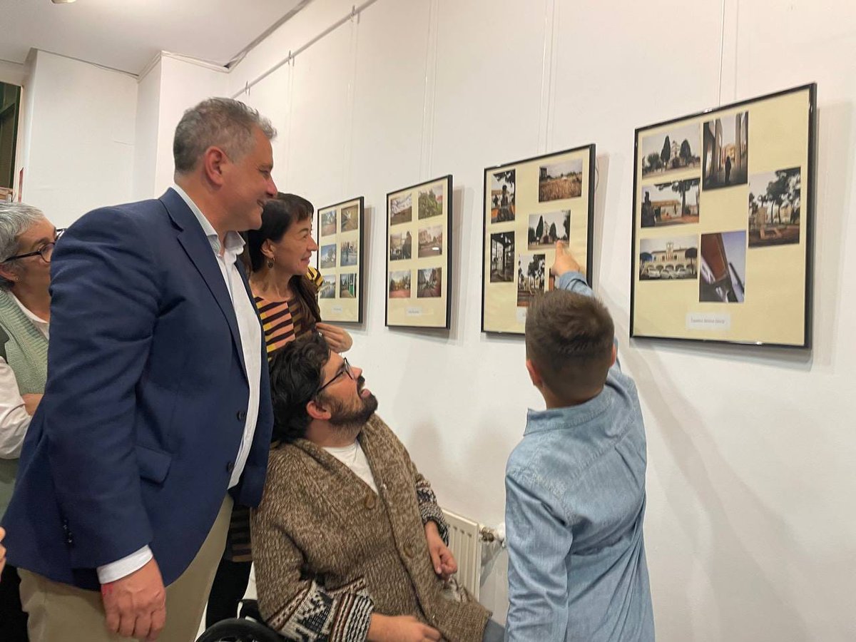 CFotoParla's tweet photo. Inauguración de la V exposición fotográfica para niños y niñas en #Parla.
Casi 50 participantes han desarrollado el proyecto; ¿Cómo ves tú Parla?. Las mejores fotos que hemos seleccionado estarán expuestas en la Casa de la Cultura hasta el 6 de diciembre.
https://t.co/0MtCdbJN3V https://t.co/bLplb4LYHY