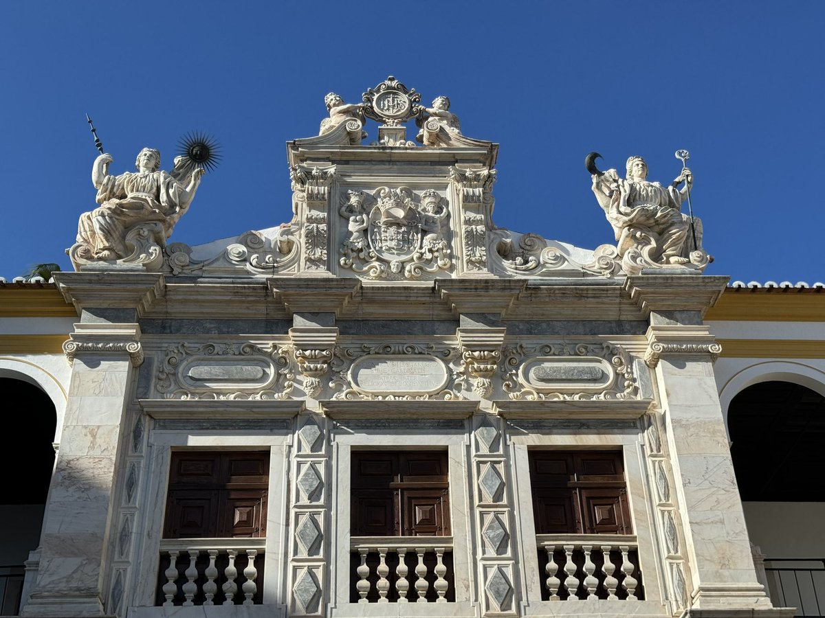 luisribeiro's tweet photo. The complete team from yesterday in Évora after our two sessions “Astronomy, astrology, and cosmology in the early modern period” at the 7th EHST meeting. @luisribeiro @fmaltaromeiras @emsantos @Carolin37892717 @ciuhct https://t.co/uPJ73ZU7K7